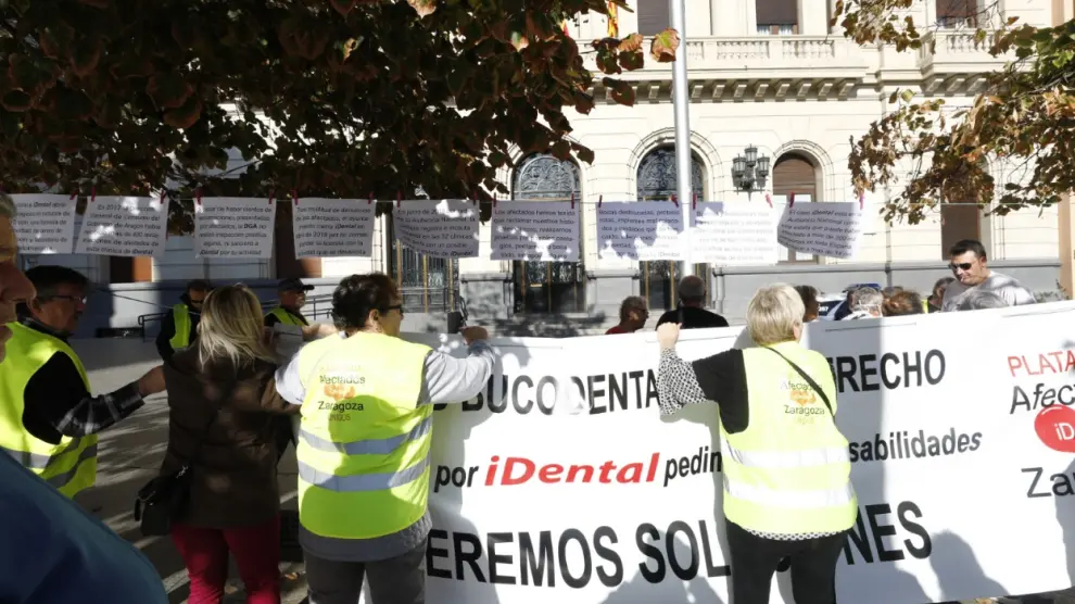 Afectados por el cierre de Idental se concentran en Zaragoza.