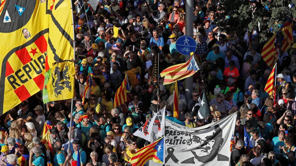 Miles de personas se manifiestan en Barcelona contra la sentencia del procés