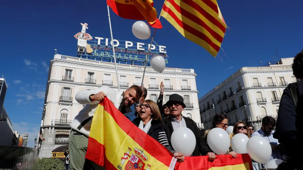 Centenares de madrileños muestran su solidaridad con Cataluña tras los disturbios.