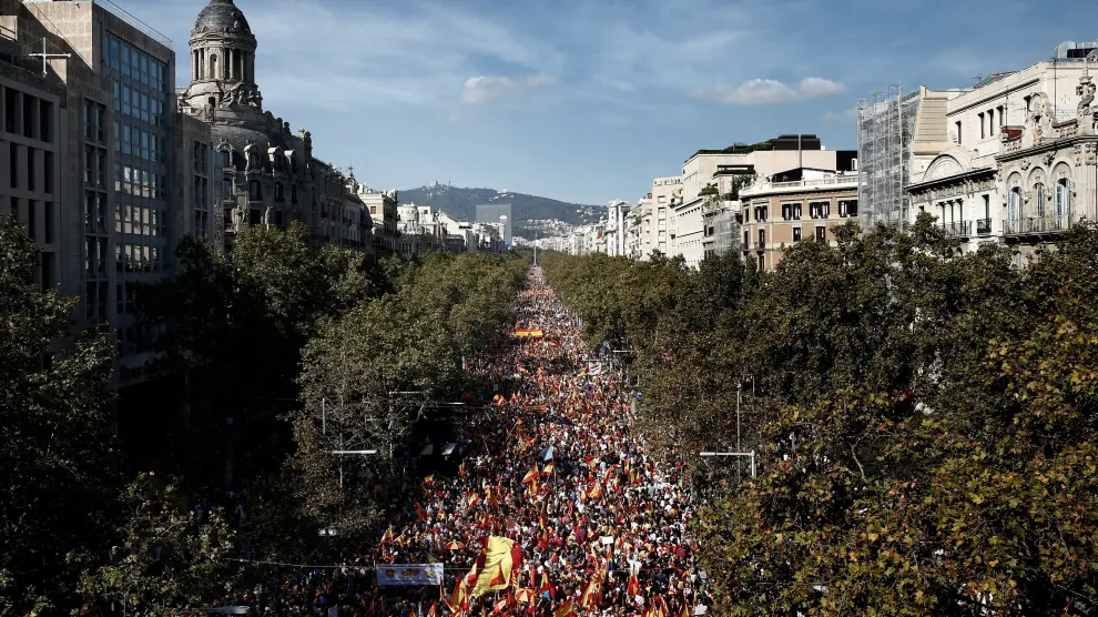 Multitudinaria manifestación constitucionalista en Barcelona para decir basta al independentismo