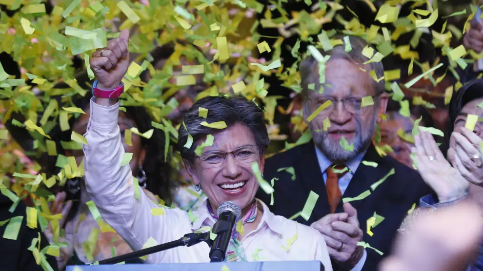 La candidata a la alcaldía de Bogotá, Claudia López, celebra su triunfo en las elecciones regionales de este domingo.
