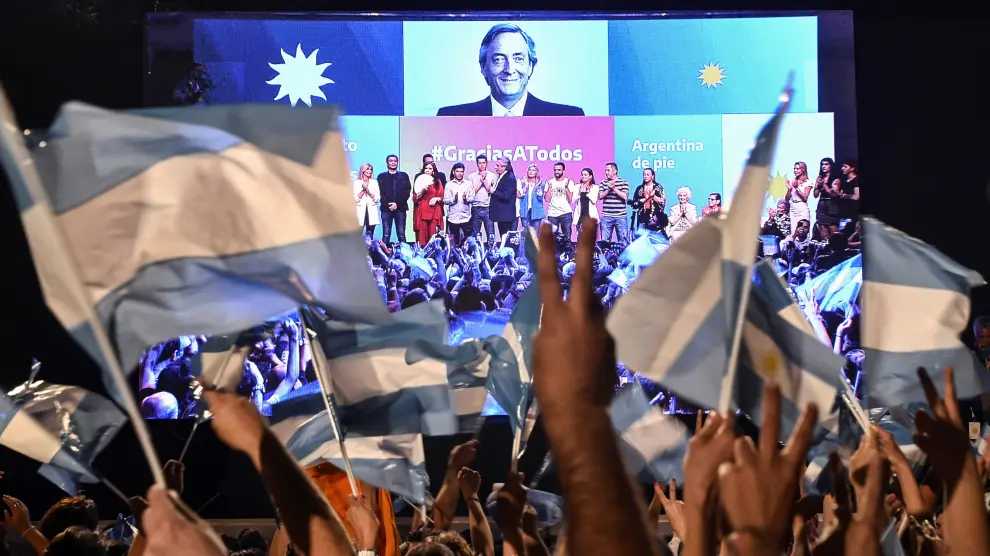 Simpatizantes de Alberto Fernández y la vicepresidenta Cristina Fernández de Kirchner celebran la victoria electoral de este domingo en Argentina.