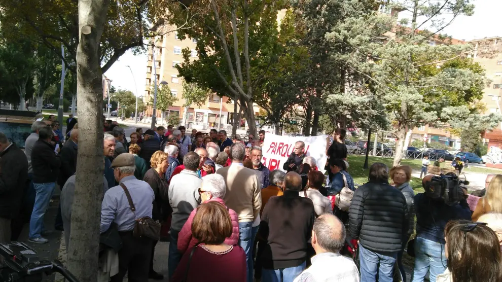 Vecinos de La Almozara reclaman que el aparcamiento de la Aljafería sea de uso público