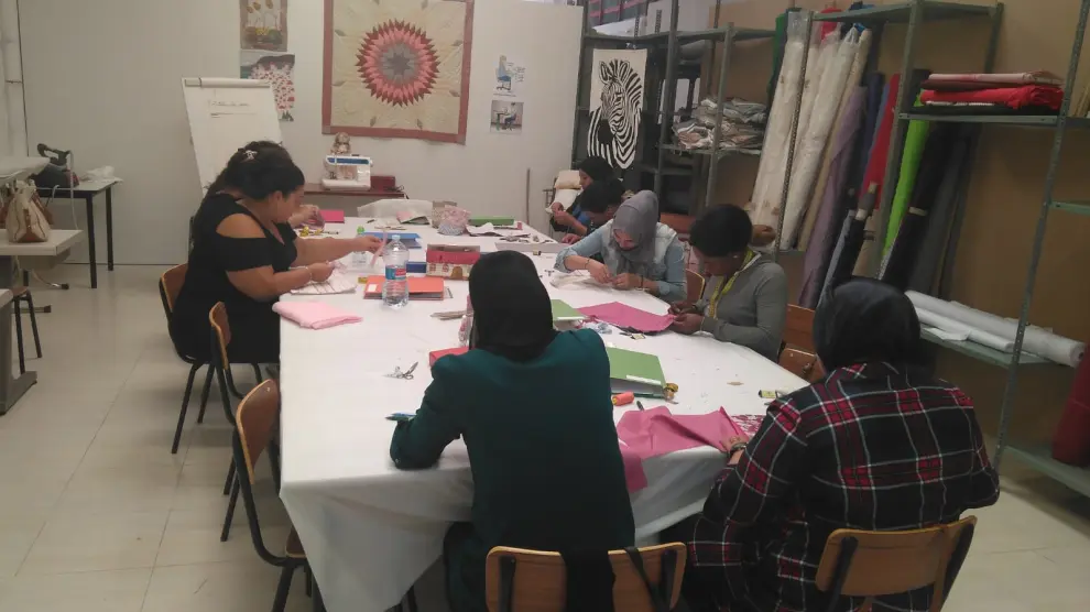 Un grupo de mujeres trabaja en un taller.