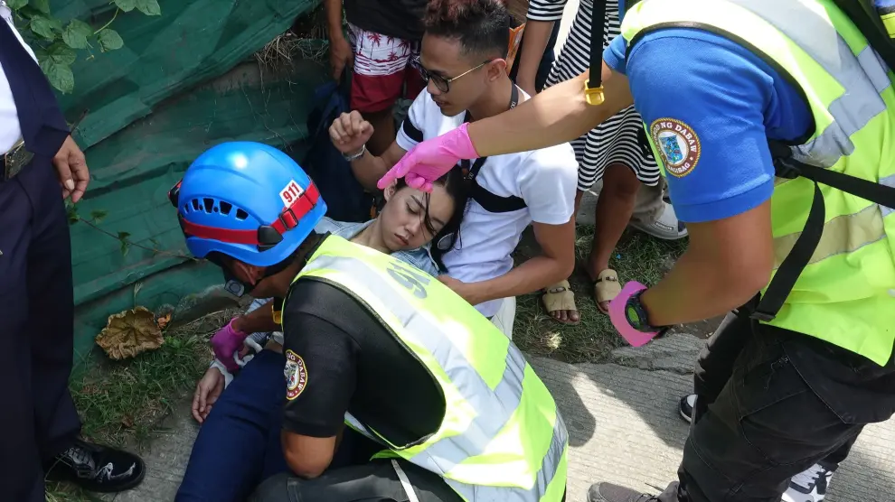 Los equipos de rescate atienden a una mujer en la ciudad de Davao.