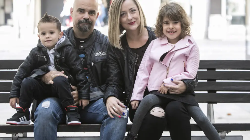 Mara, junto a sus padres, David Alonso y Begoña Garcés, y su hermano, Hugo.