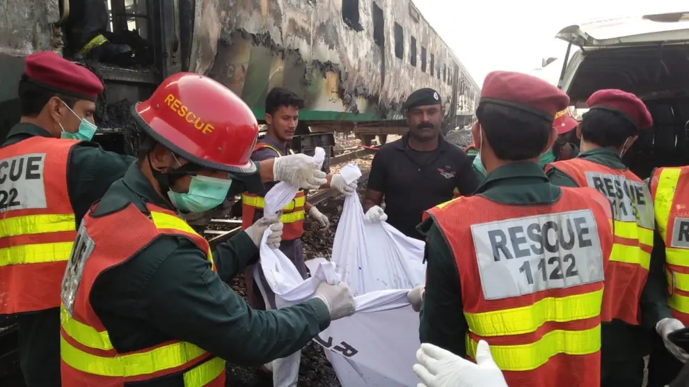 Los equipos de rescate recuperan los cuerpos de los pasajeros fallecidos en el siniestro.