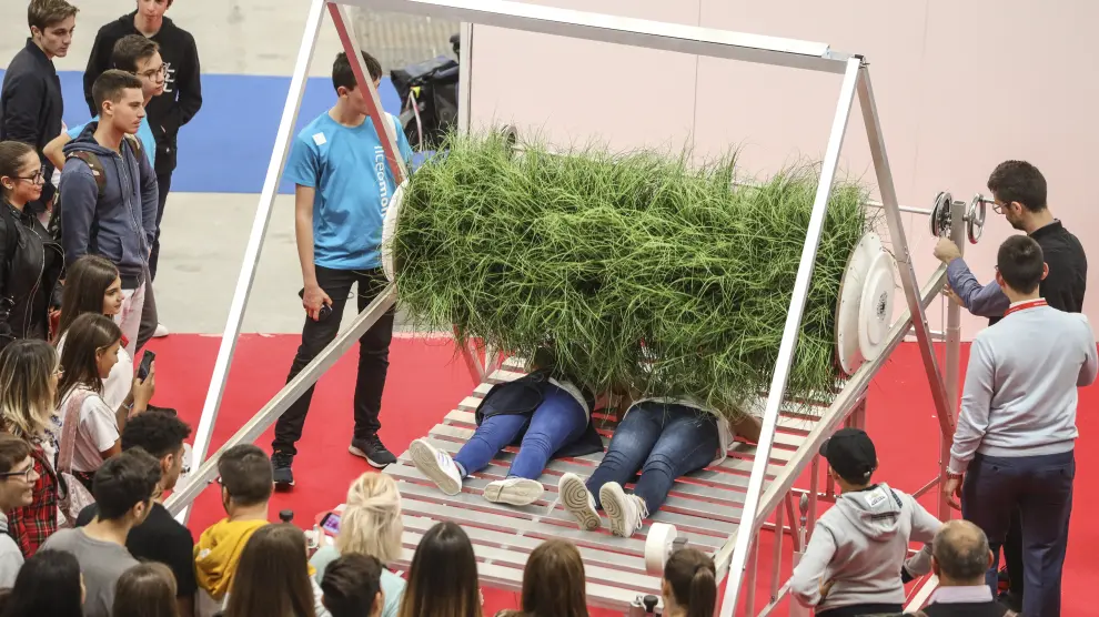 El rodillo Grass Roller, forrado de hierba, proponía a los visitantes de la Maker Faire de Roma conectarse con la naturaleza