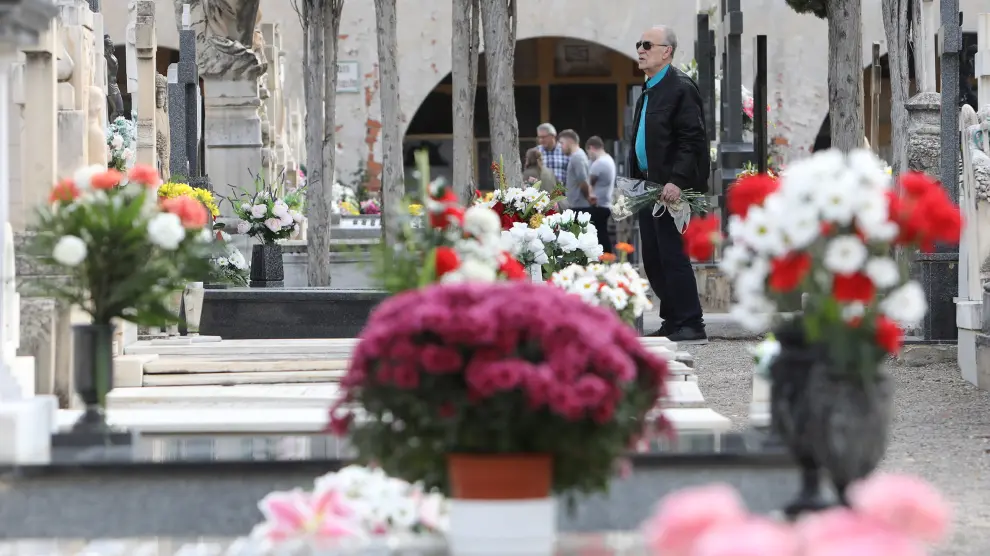 El cementerio de Teruel cubierto de flores.
