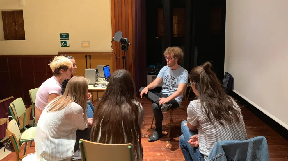Pablo Villafranca trabajando con las estudiantes de Bachiller con las que ha compuesto 'Andaluz del Pirineo'