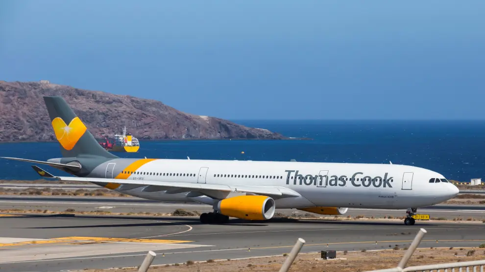 Un avión de Thomas Cook Scandinavia Airbus A330 despega en Las Palmas.