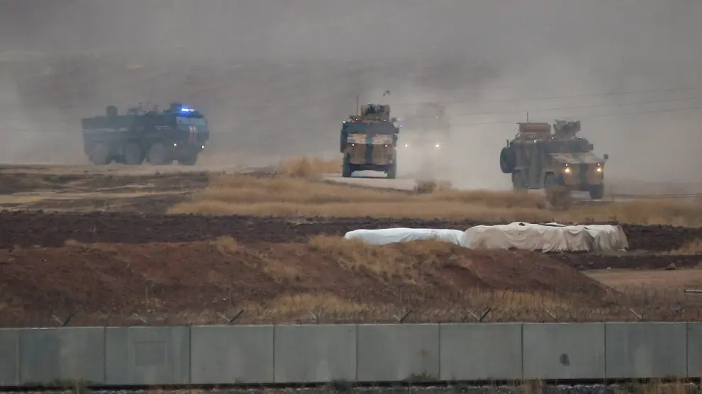 Vehículos militares turcos y rusos cerca de la frontera con Siria tras el último conflicto en la zona.
