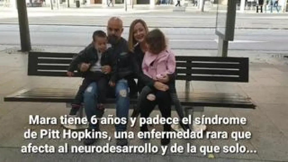 Apenas 30 españoles tienen diagnosticado el síndrome Pitt Hopkins, tres de ellos en Aragón. Los padres de la pequeña, de 6 años, quieren dar a conocer la enfermedad y fomentar la investigación.