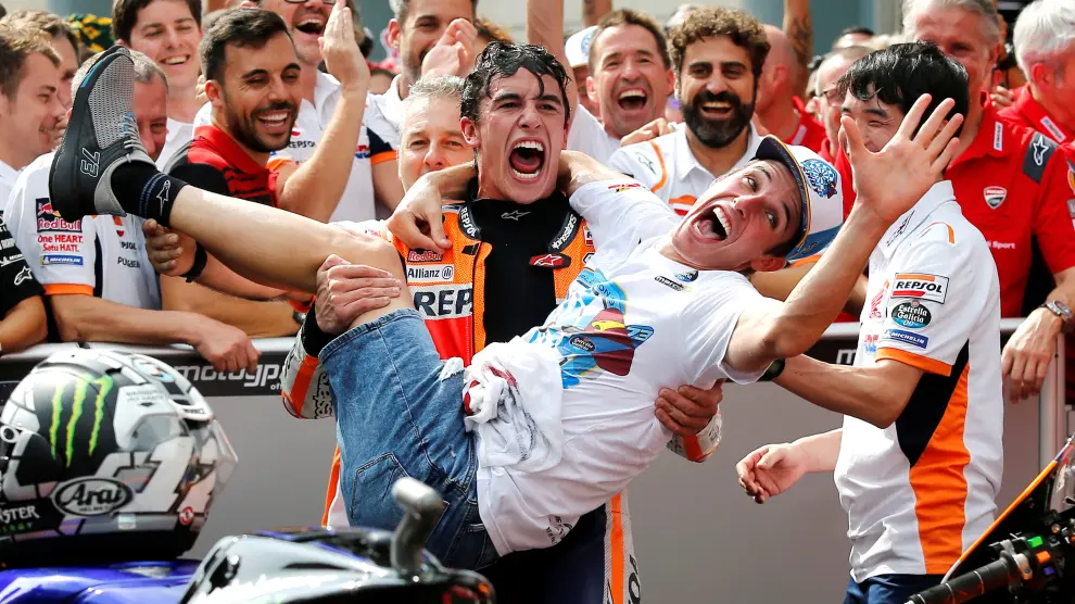 Marc Márquez sostiene en brazos a su hermano Alex, nada más proclamarse campeón del mundo de Moto 2