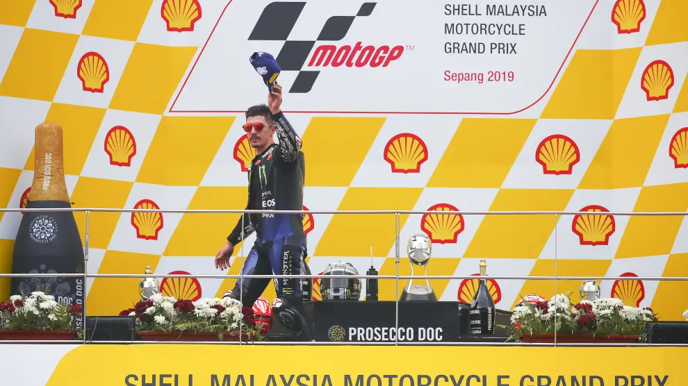 Maverick Viñales celebra su triunfo en el circuito malayo de Sepang.