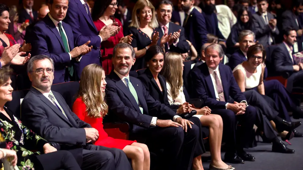 Los Reyes y sus hijas, ovacionados al inicio de los premios Princesa de Gerona