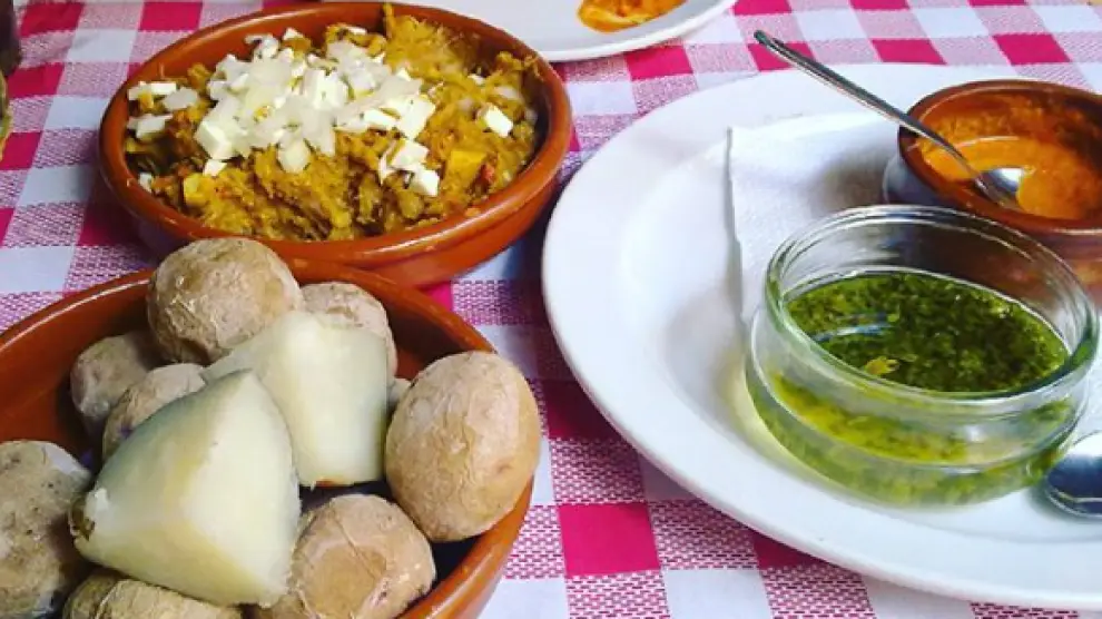 El escaldón de gofio y las papas arrugadas son dos de los platos más típicos de la gastronomía de Gran Canarias