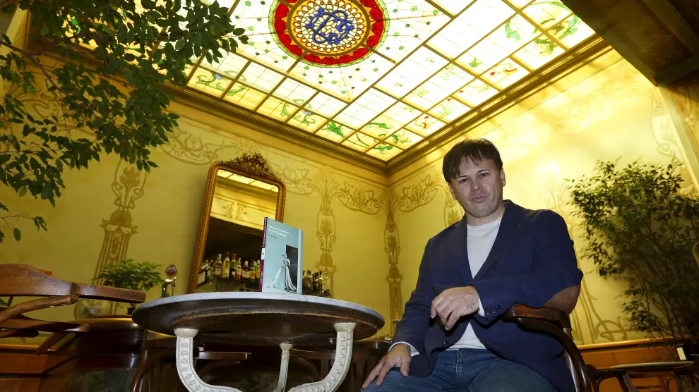 Óscar Sipán, que es escritor, en uno de los salones del Círculo Oscense durante la presentación de un libro