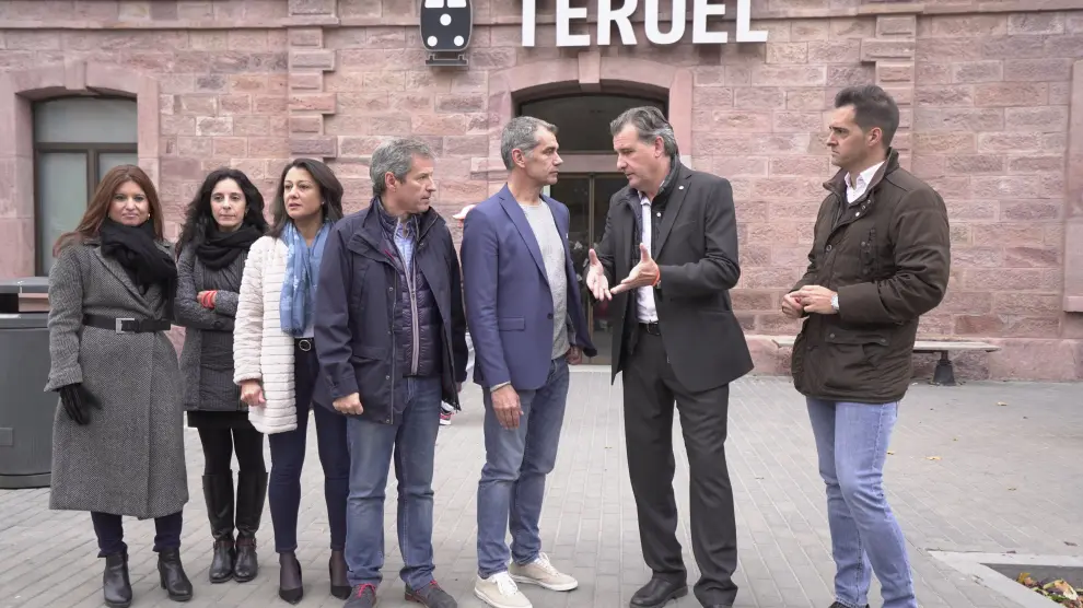 Toni Cantó, con candidatos y dirigentes de Cs delante de la estación de tren de Teruel.