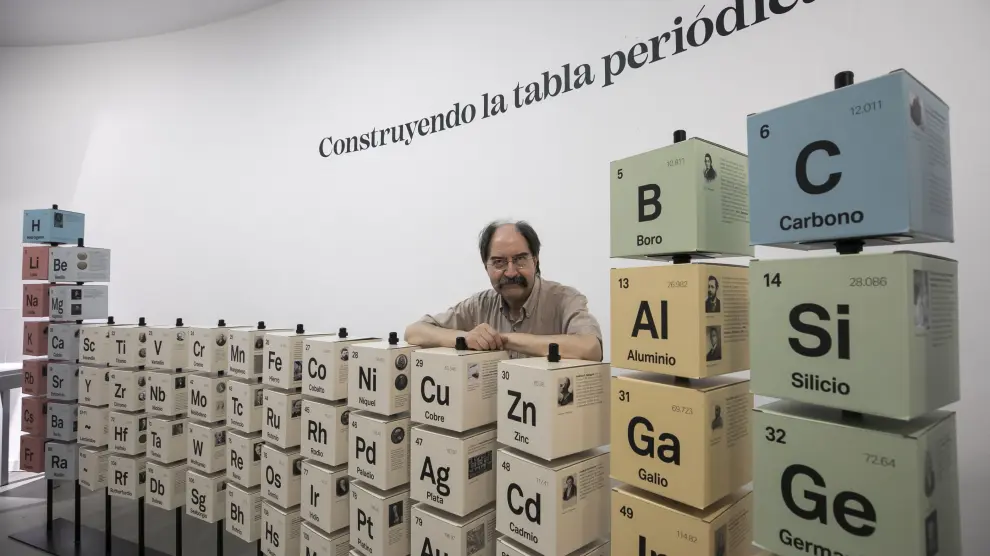 La exposición ‘Construyendo la tabla periódica’, comisariada por Miguel Calvo, puede visitarse en el Paraninfo de la Universidad de Zaragoza hasta enero.