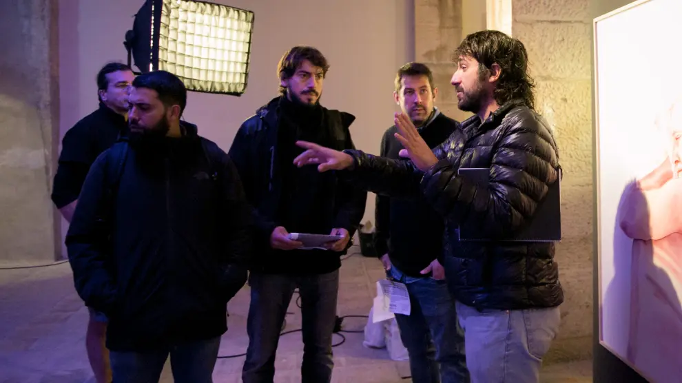 Álex Rodrigo, a la izquierda, durante el rodaje en Zaragoza de 'El último show'