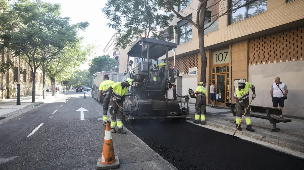 Trabajos de asfaltado durante el mes de agosto en uno de los carriles de la avenida de América.