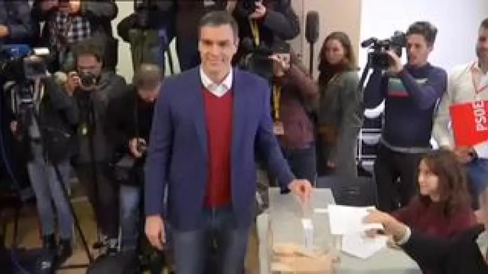 El candidato del PSOE es el primero de los candidatos en acudir a las urnas