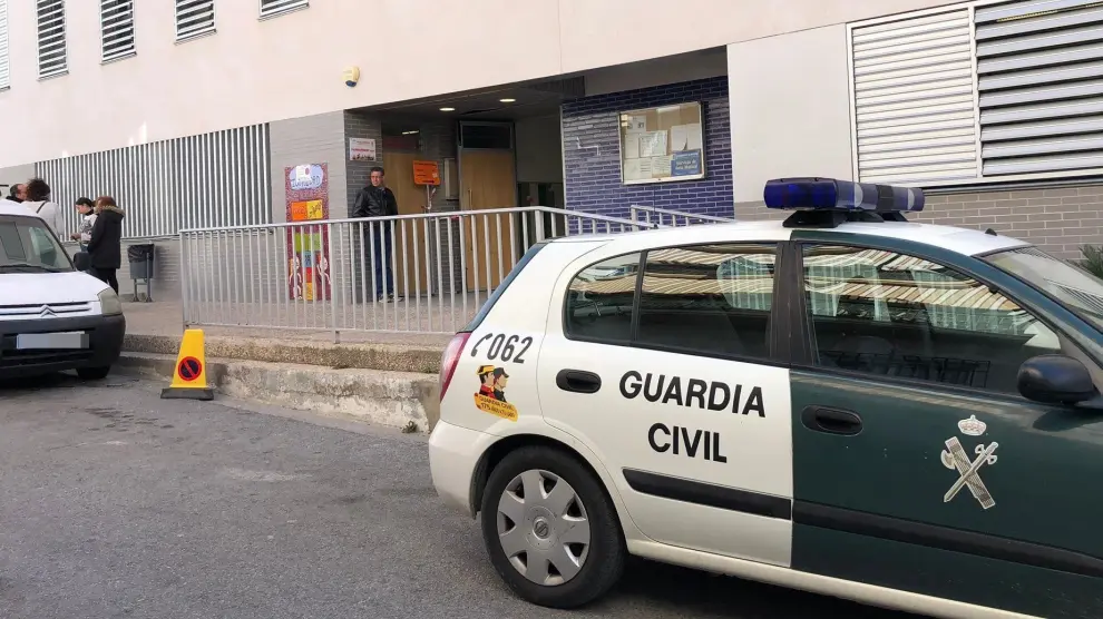 Acceso al colegio electoral CEIP Madrigal y Padial de Vélez de Benaudalla (Granada), donde ha muerto este domingo una mujer al ir a ejercer su derecho al voto.