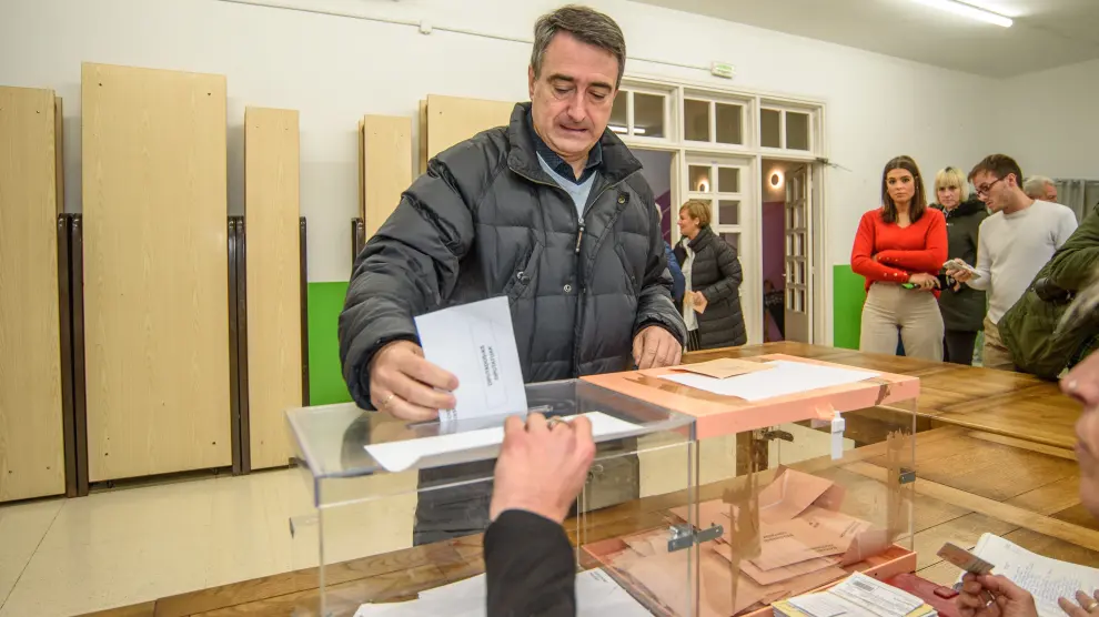 El cabeza de lista del PNV al Congreso por Vizcaya, Aitor Esteban, vota en un colegio electoral de la localidad vizcaína de Zeberio.