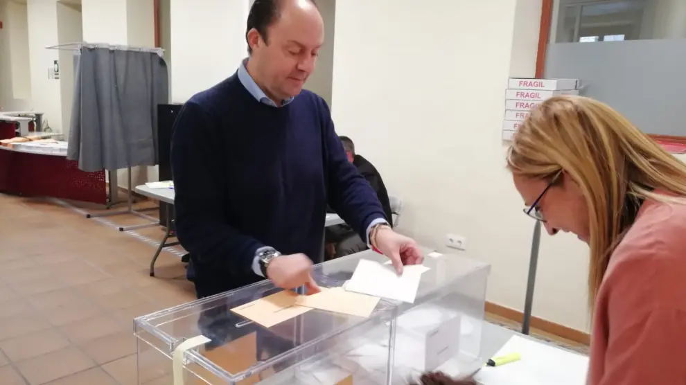 El número 3 del PSOE al Senado por Zaragoza, Víctor Ruiz, ha votado en el colegio electoral de Sancho y Gil en Calatayud