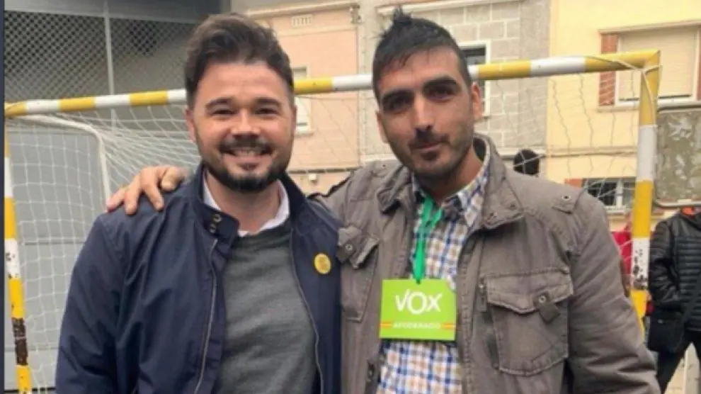 Gabriel Rufián ha encendido las redes sociales tras posar con un apoderado de Vox en su colegio electoral