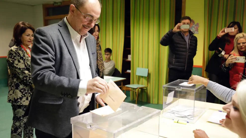 Javier Lambán votando este domingo en Ejea de los Caballeros.
