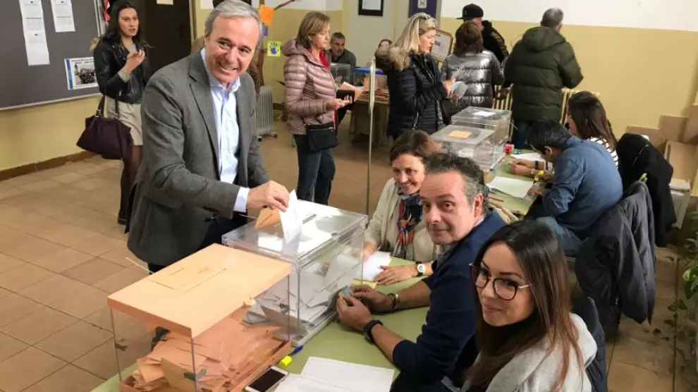 Jorge Azcón ejerce su derecho al voto en la capital aragonesa.