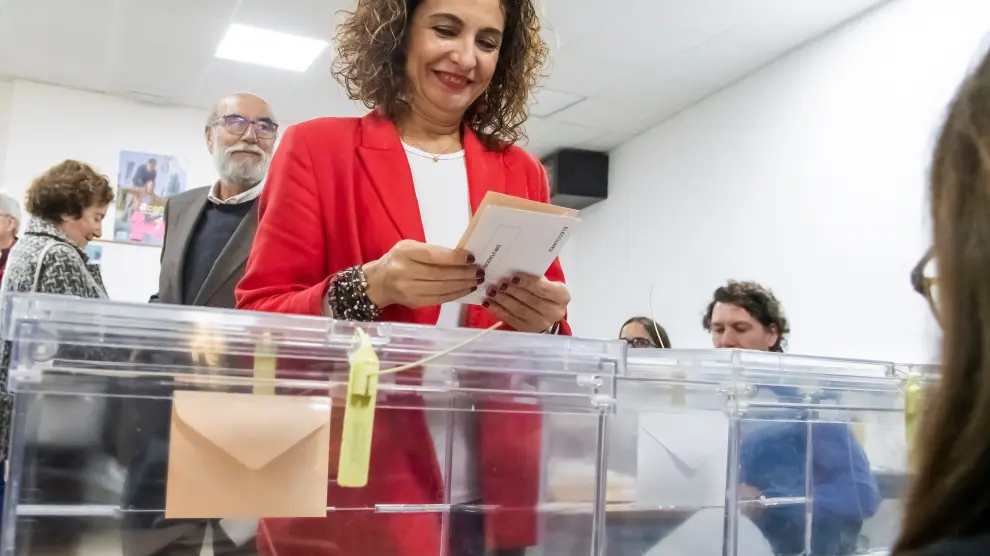 La ministra de Hacienda en funciones y cabeza de lista del PSOE al Congreso por Sevilla, María Jesús Montero, ejerce su derecho al voto