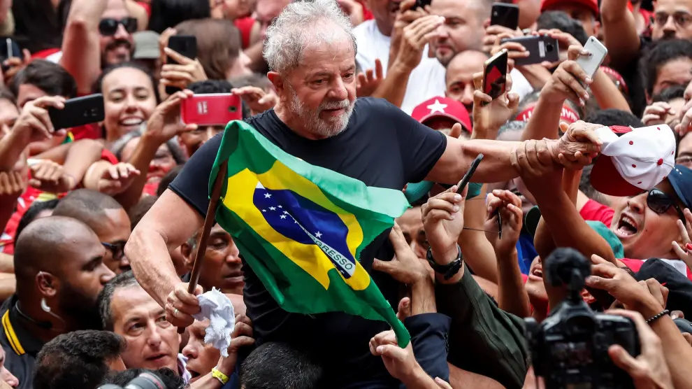 Seguidores de Lula jalean al expresidente en su primer día en libertad tras cumplir condena.