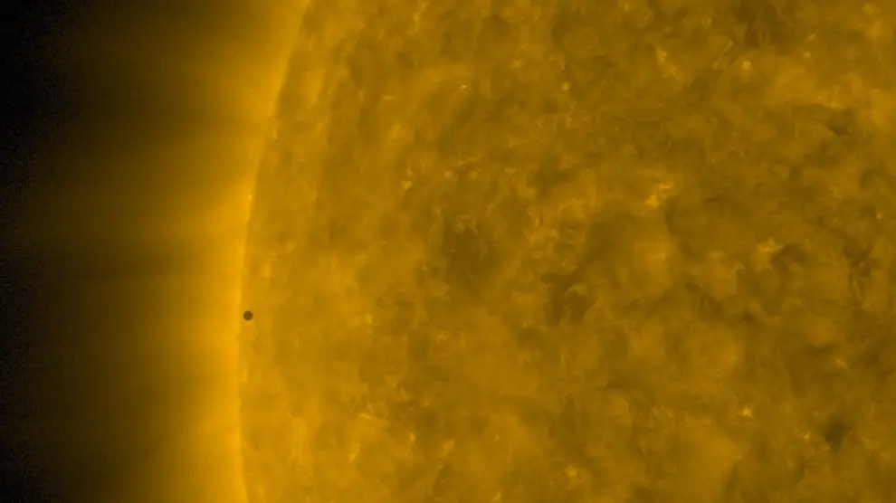 Mercurio se muestra como un pequeño punto ante la estrella
