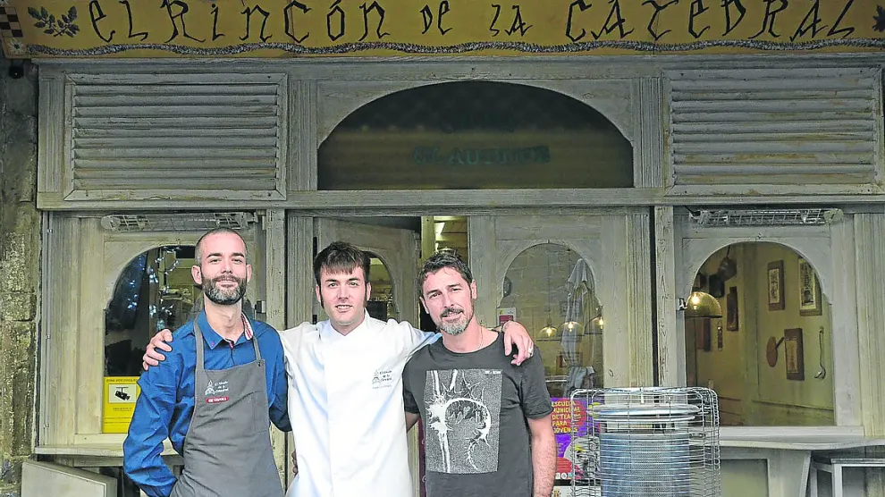 Borja Saavedra, Alejandro Enériz y Luca Chirizzi posan ante el restaurante.