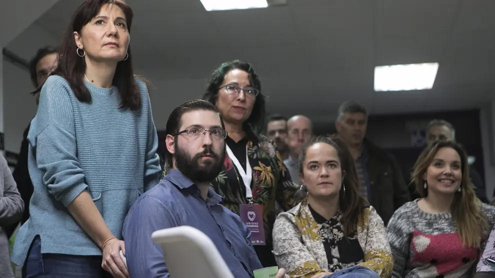 La candidata de Unidas Podemos al Senado, Yolanda Sancho (de pie, a la izquierda), con otros compañeros del partido cuando han escuchado a su líder Pablo Iglesias.