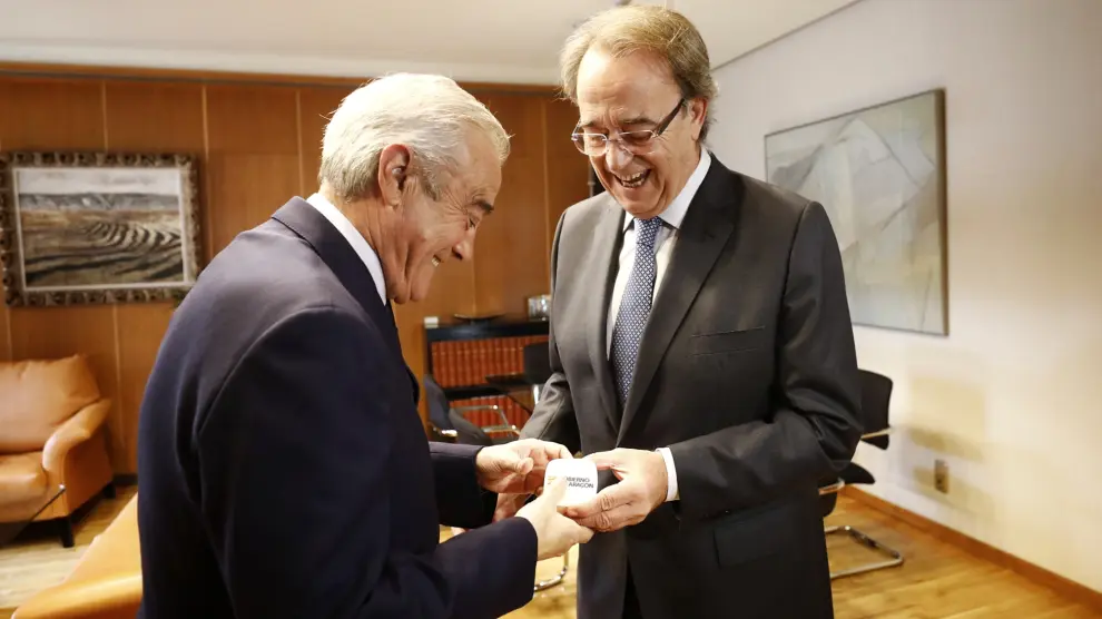 El consejero de Hacienda, Carlos Pérez Anadón, entrega una memoria con el borrador de presupuestos al presidente de las Cortes, Javier Sada.