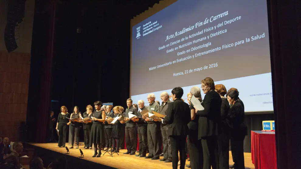El coro del campus de Huesca durante una actuación.