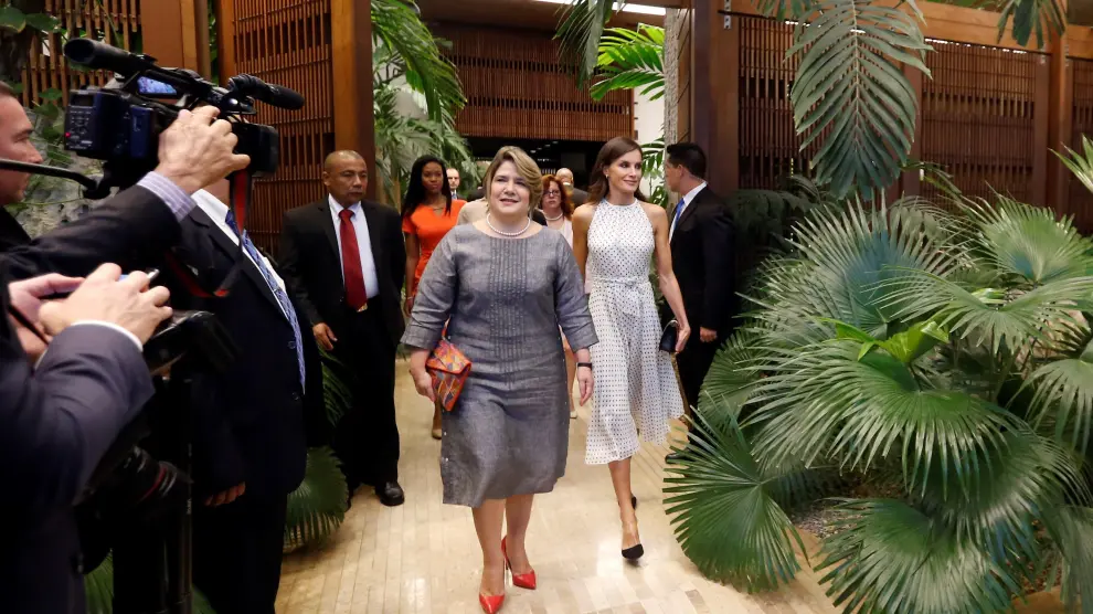 La reina Letizia explora La Habana Vieja ante la expectación de los cubanos