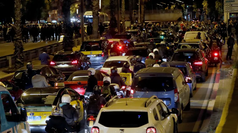 Los CDR cortan el tráfico en una calle de Barcelona