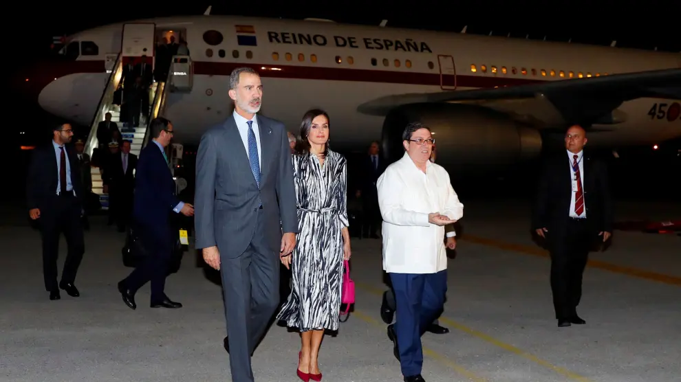 Los Reyes, acompañados por el Ministro de Relaciones Exteriores cubano, Bruno Rodríguez (d), a su llegada a La Habana.