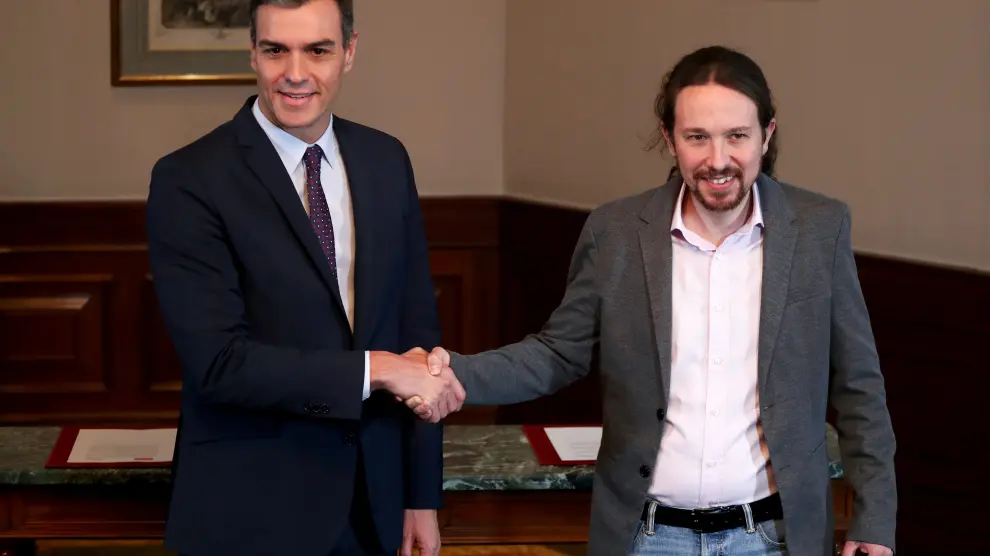 Pedro Sánchez y Pablo Iglesias, durante la firma del preacuerdo para formar un gobierno de coalición