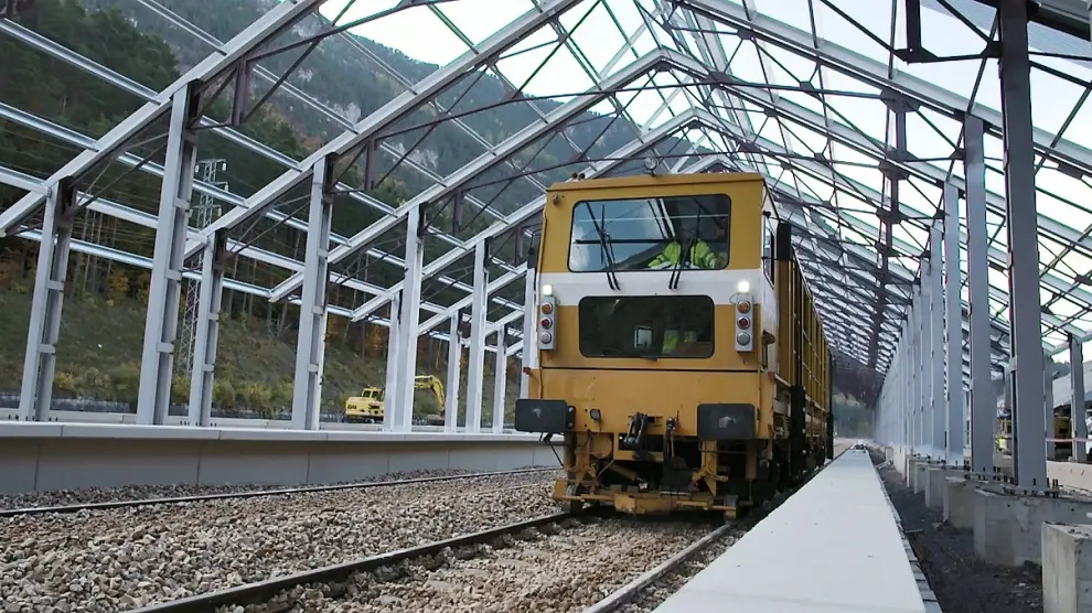 Una locomotora prueba las nuevas vías de la estación de Canfranc