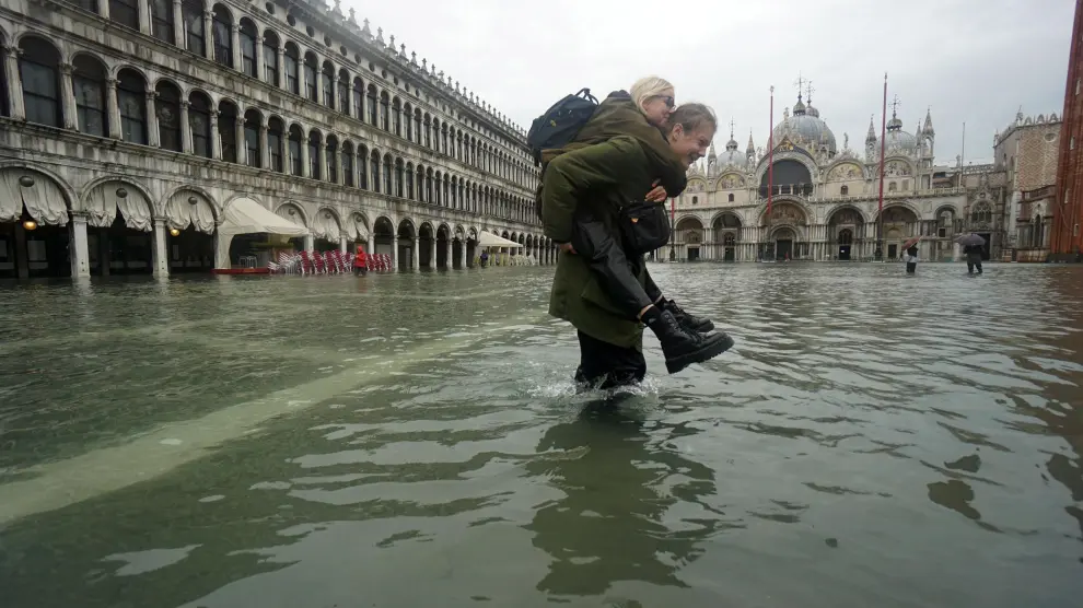 Venice (Italy), 12/11/2019.- A man with his cart wades through floodwaters at Piazza San Marco (St Mark's Square) in Venice, Italy, 12 November 2019. The high tide has already reached the level of 1 meter above sea level in Venice at 8 am. (Italia, Niza, Venecia) EFE/EPA/ANDREA MEROLA Flooding in Venice