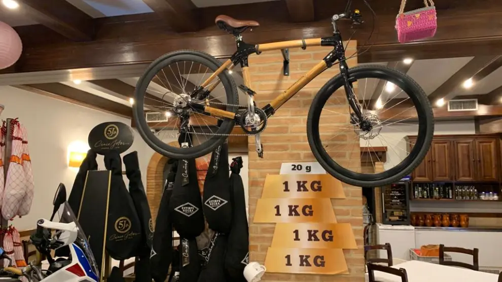 La bicicleta de madera de Bambú elaborada por una empresa de Zaragoza con motivo de la famosa cesta navideña de Calamocha.
