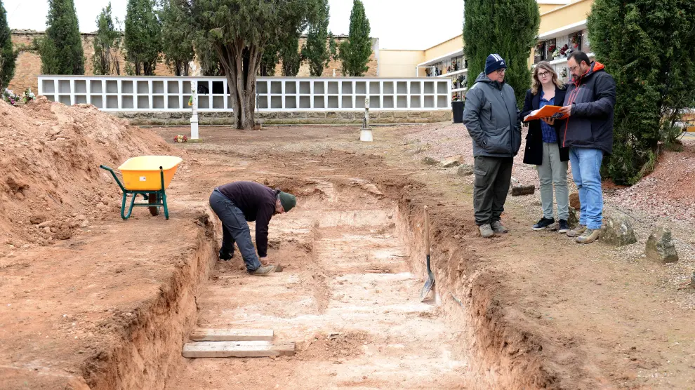 Inicio de la excavación en busca de la fosa común del cementerio de Alcañiz.