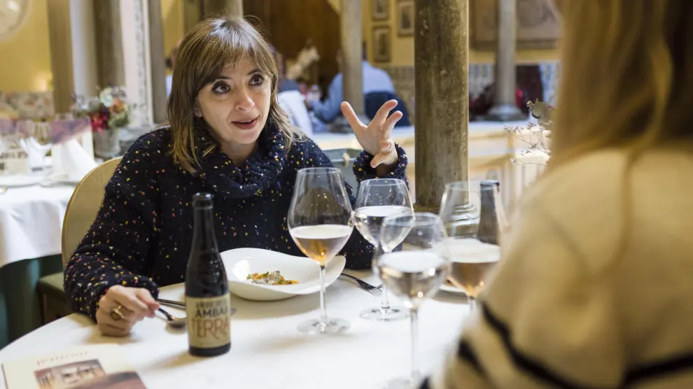 Marisol Aznar degustando el menú propuesto por Montal para el certamen Tenedores Cerveceros.