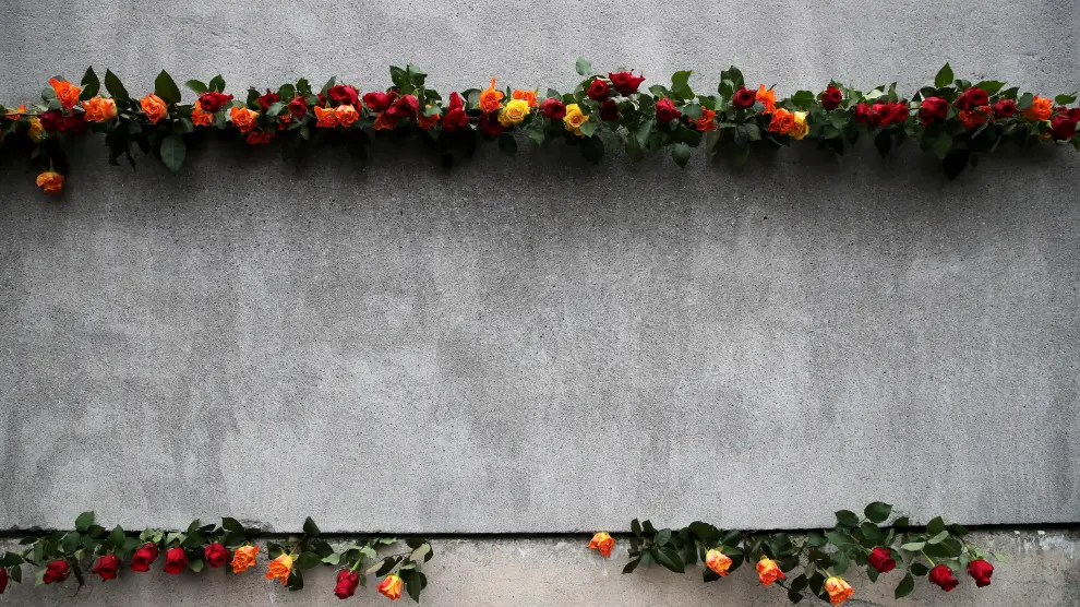 Flores en el memorial del Muro de Berlín.